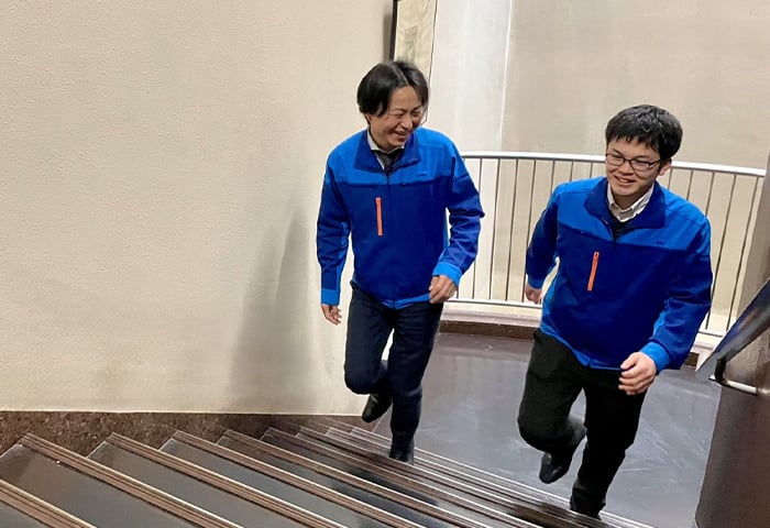 チームで歩く社員