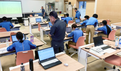 教室でパソコンを使いながら外部研修を受ける社員